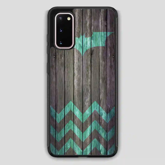 Bat And Chevron On Dark Wood Samsung Galaxy S20 Case