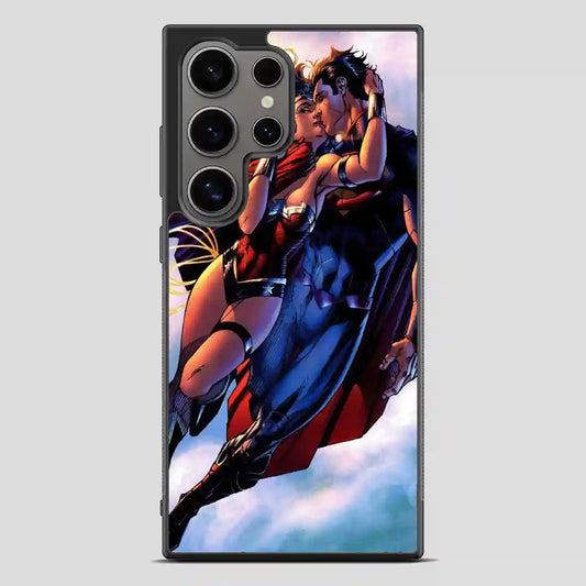 Superman And Wonder Woman Kiss Samsung Galaxy S24 Ultra Case